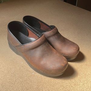 Womens dansko professionals in antique brown. Size 39